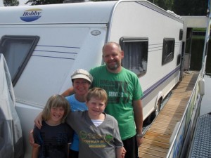 Marco, Astrid, Jannik & Adrian mit ihrem Hobby Wohnwagen auf dem freecamper