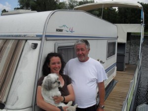 Sonja und Franz aus Tirol vor ihrem Hobby auf dem freecamper