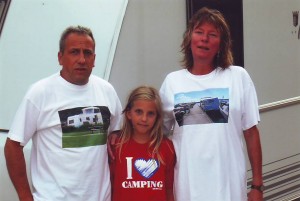 Susi posed mit ihrer Familie in freecamper-Fotoshirts
