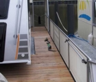 Wohnwagen steht in Fahrspur