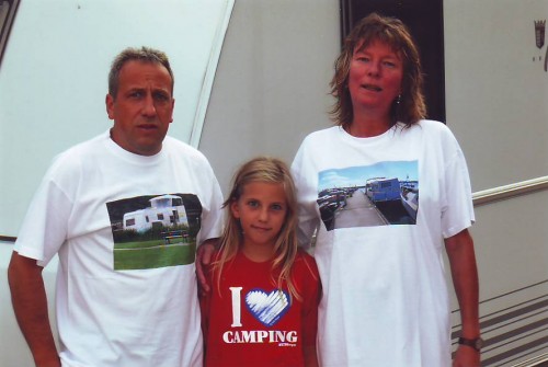 Susi mit ihrer Familie beim Posing in freecamper-Fotoshirts