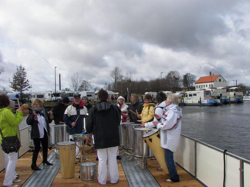 Wohnmobile schwimmen trotz Aprilwetter