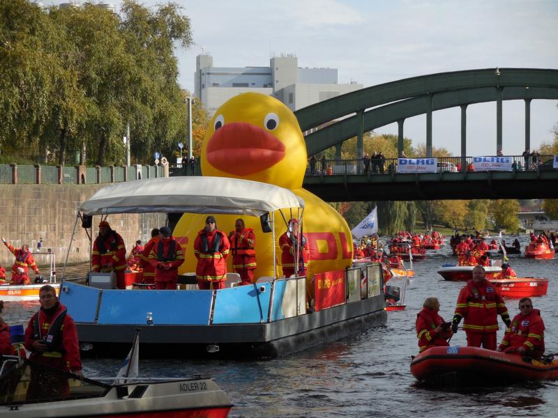DLRG-Ente führt Bootskorso an