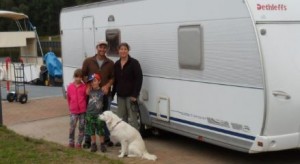 Auf dem freecamper® mit Wohnwagen, Hund und Kindern