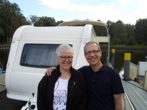 Mit dem Wohnwagen auf dem Wasser Urlaub machen müsst Ihr selbst erleben, meinen die Schweizer Brigitta und Peter