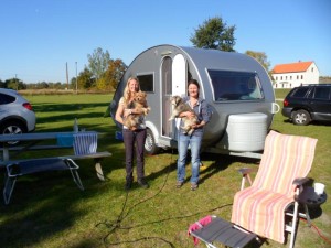 Mit dem T@b und zwei Hunden auf freecamper-Abenteuer: Romy und Nina aus dem Rheinland