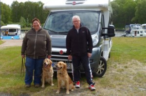Mit Wohnmobil und zwei Hunden auf dem freecamper® freewatüüt