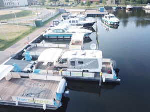 Ein Wohnmobil wird auf den freecamper® verladen in der Marina Neuer Hafen Mildenberg