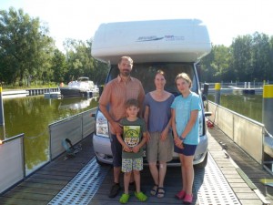 die Schweizer Familie erlebte die Natur ganz nah mit dem Wohnmobil auf dem Wasser camping