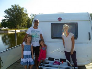 Diese freecamper-Gäste aus dem Ruhgebiet sind auf einem kleinen See vom Boot aus Baden gegangen
