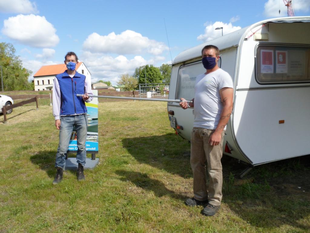 Willkommen – mit Abstand und Mundschutz